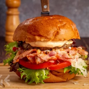 Rege sajtos-baconos burger