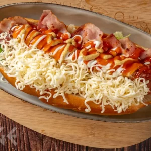 Sajtos-baconos hotdog
